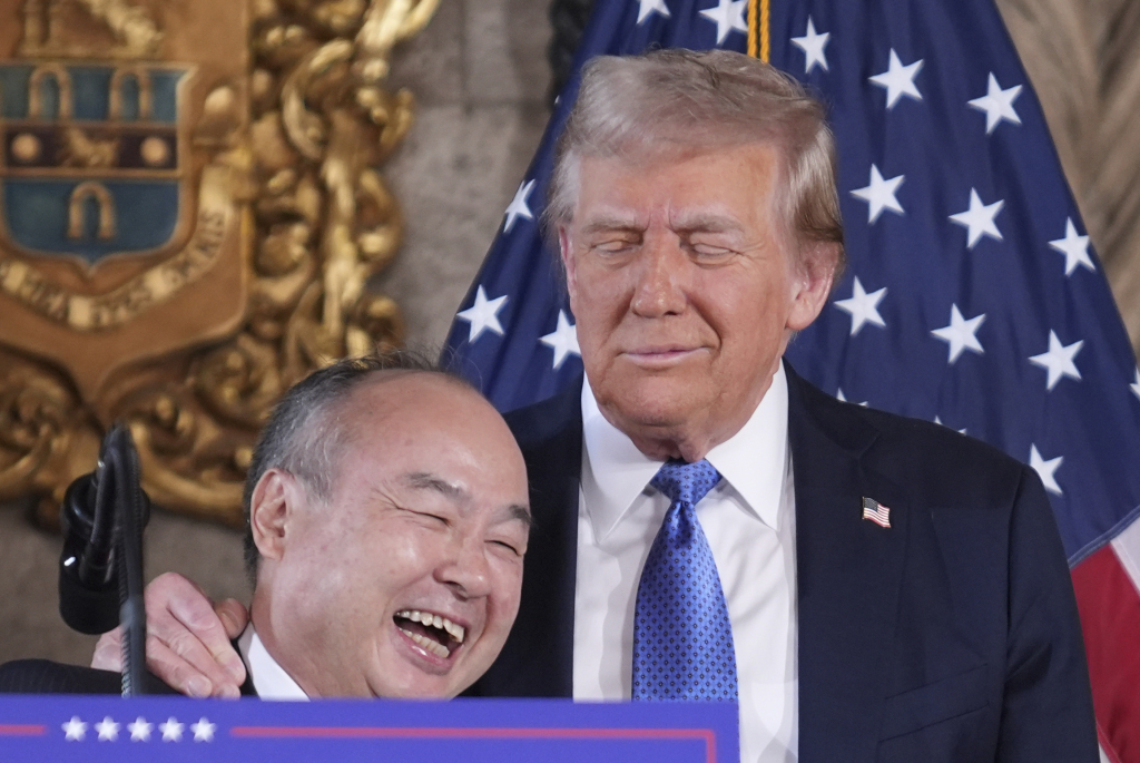 [팜비치=AP/뉴시스] 도널드 트럼프(오른쪽) 미국 대통령 당선인과 마야요시 손(손정의) 일본 소프트뱅크 회장이 16일(현지시각) 플로리다주 팜비치의 마러라고에서 기자회견하고 있다. 이 자리에서 트럼프 당선인은 손정의 회장을 향해 당초 소프트뱅크의 투자 예정액인 1000억 달러를 2000억 달러로 늘려줄 수 있겠느냐고 농담하자 손 회장은 "노력하겠다"라고 화답했다. 2024.12.17.