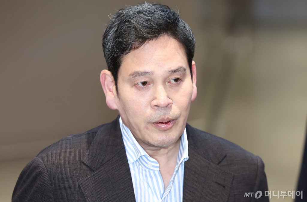 정용진 신세계그룹 회장이 22일 방미 일정을 마치고 인천국제공항 제2터미널을 통해 귀국하며 취재진 질문에 답하고 있다.  정 회장은 방미 일정 중 도널드 트럼프 미국 대통령 당선인과 만나 대화를 나눴다고 밝혔다/사진=뉴스1