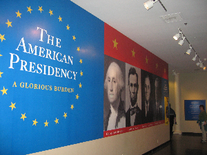 스미스소니언 미국역사박물관 3층 '미국 대통령 전시실'(The American Presidency-A Glorious Burden)의 입구.