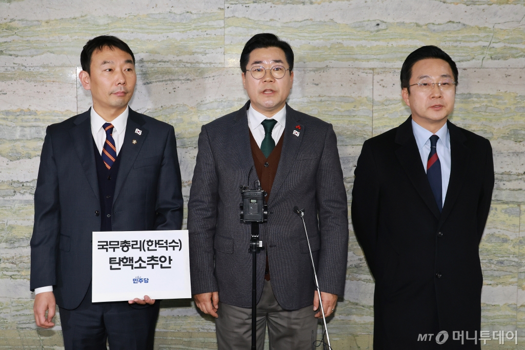 (서울=뉴스1) 이광호 기자 = 김용민(왼쪽부터) 더불어민주당 원내정책수석부대표와 박찬대 원내대표, 박성준 원내수석부대표가 24일 서울 여의도 국회 의안과 앞에서 '국무총리 한덕수 탄핵소추안' 제출 보류 이유를 밝히고 있다.(공동취재)2024.12.24/뉴스1  Copyright © 뉴스1. All rights reserved. 무단 전재 및 재배포,  AI학습 이용 금지. /사진=(서울=뉴스1) 이광호 기자