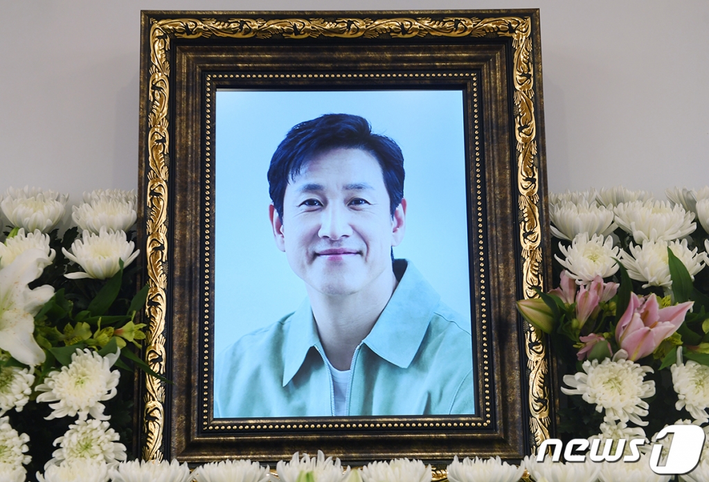 서울 종로구 서울대병원 장례식장에 놓인 이선균의 사진/사진=뉴스1