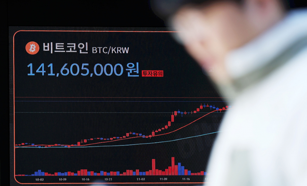 비트코인이 한때 9만2000달러(약 1억3364만원) 대로 떨어지며 약세를 보인 가운데 24일 서울 서초구 빗썸 라운지 강남점 전광판에 비트코인 시세가 표시되고 있다. /사진=뉴시스.