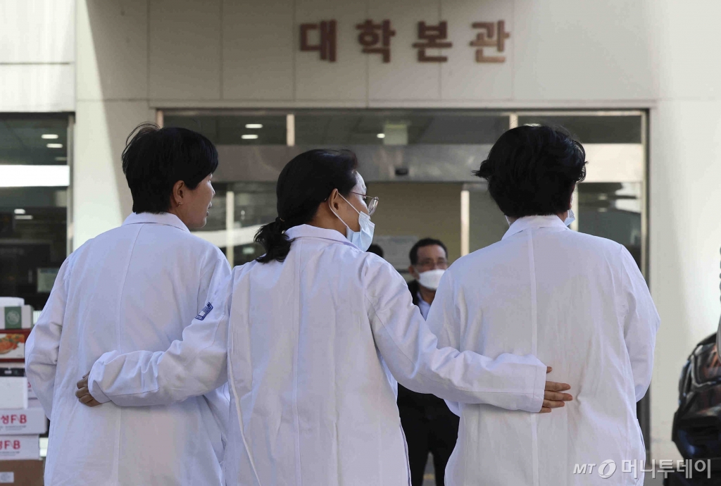 [서울=뉴시스] 김근수 기자 = 의사와 정부 간의 갈등이 계속되는 가운데 24일 오전 서울 시내의 한 대학병원에서 의료진들이 이동하고 있다. 2024.12.24. ks@newsis.com /사진=김근수