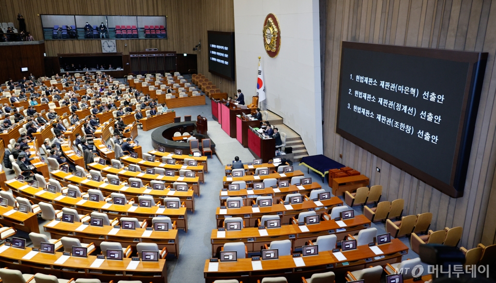 (서울=뉴스1) 안은나 기자 = 우원식 국회의장이 26일 오후 서울 여의도 국회에서 열린 제420회국회(임시회) 제1차 본회의에서 야당 의원들이 여당 불참 속에 헌법재판소 재판관(마은혁, 정계선, 조한창) 선출안 통과를 알리고 있다. 2024.12.26/뉴스1  Copyright © 뉴스1. All rights reserved. 무단 전재 및 재배포,  AI학습 이용 금지. /사진=(서울=뉴스1) 안은나 기자
