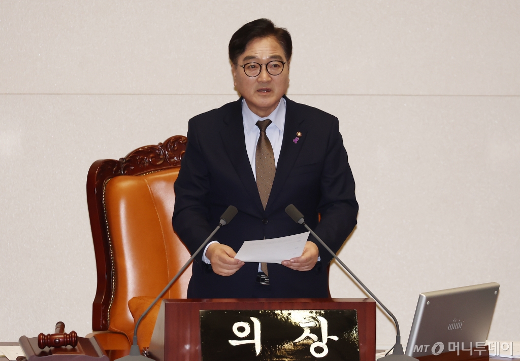 (서울=뉴스1) 김민지 기자 = 우원식 국회의장이 26일 오후 서울 여의도 국회에서 열린 제420회국회(임시회) 제1차 본회의에서 '헌법재판소 재판관(마은혁, 정계선, 조한창) 선출안'에 대한 가결을 선언한 뒤 발언하고 있다. 2024.12.26/뉴스1  Copyright © 뉴스1. All rights reserved. 무단 전재 및 재배포,  AI학습 이용 금지. /사진=(서울=뉴스1) 김민지 기자