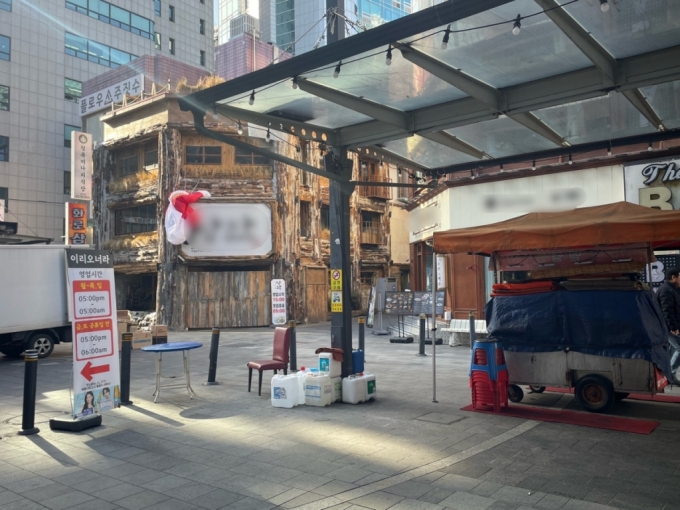 26일 오전 11시30분쯤 젊음의 거리. 텅빈 거리에 위치한 한 주점 간판에 산타 모형이 장식돼있다./사진=이현수 기자