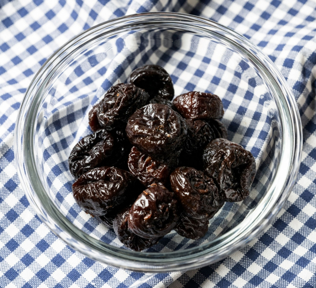 푸룬 100g엔 10알 정도로, 하루 한 줌만 먹어도 심장·혈관·장 건강을 지키는 데 도움 될 수 있다. /사진=캘리포니아푸룬협회