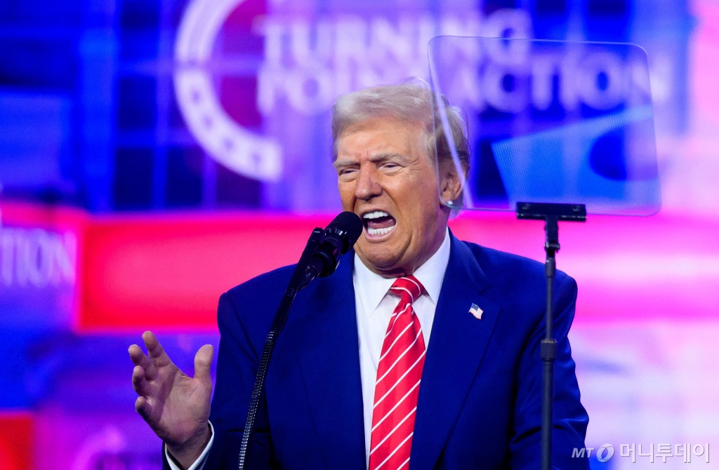 (피닉스 AFP=뉴스1) 우동명 기자 = 도널드 트럼프 미국 대통령 당선인이 22일(현지시간) 애리조나주 피닉스에서 열린 보수 단체 '터닝 포인트'의 '아메리카 페스트' 행사에 참석해 “일론 머스크 테슬라 CEO는 펜실베이니아에서 승리하도록 도왔고 우리는 압도적으로 승리할 수 있었다"고 밝히고 있다. 2024.12.23  ⓒ AFP=뉴스1  Copyright © 뉴스1. All rights reserved. 무단 전재 및 재배포,  AI학습 이용 금지. /사진=(피닉스 AFP=뉴스1) 우동명 기자