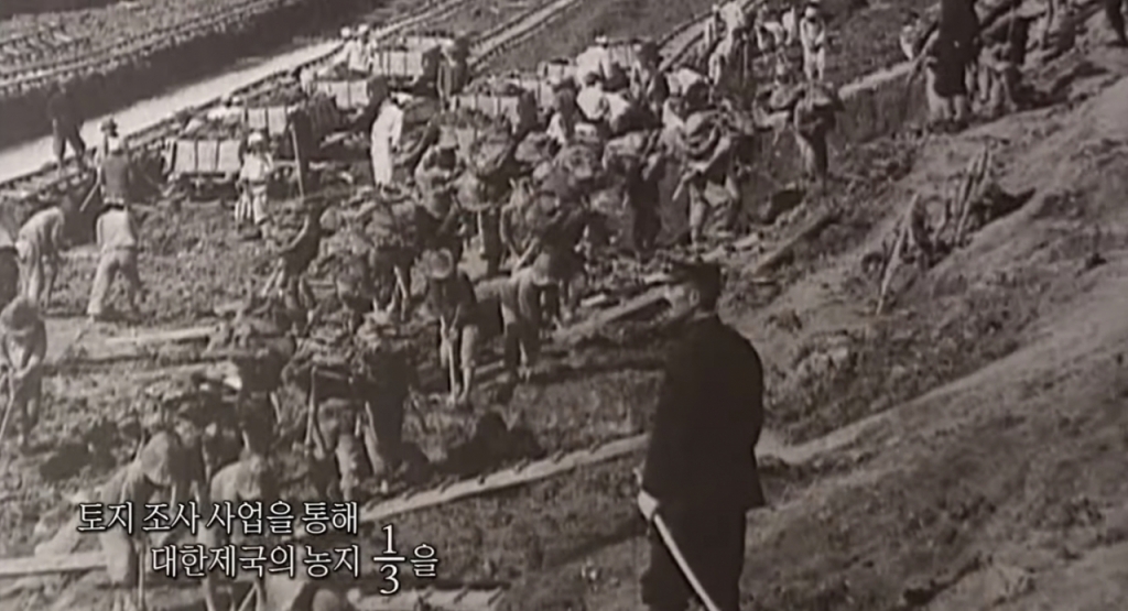 일제는 자영농의 땅을 빼앗은 뒤, 이 땅을 다시 농민들에 소작하게 만들어 소작농으로 전락시켰다. 그리고 소작료로 50%를 걷어갔다./사진=EBS 캡처