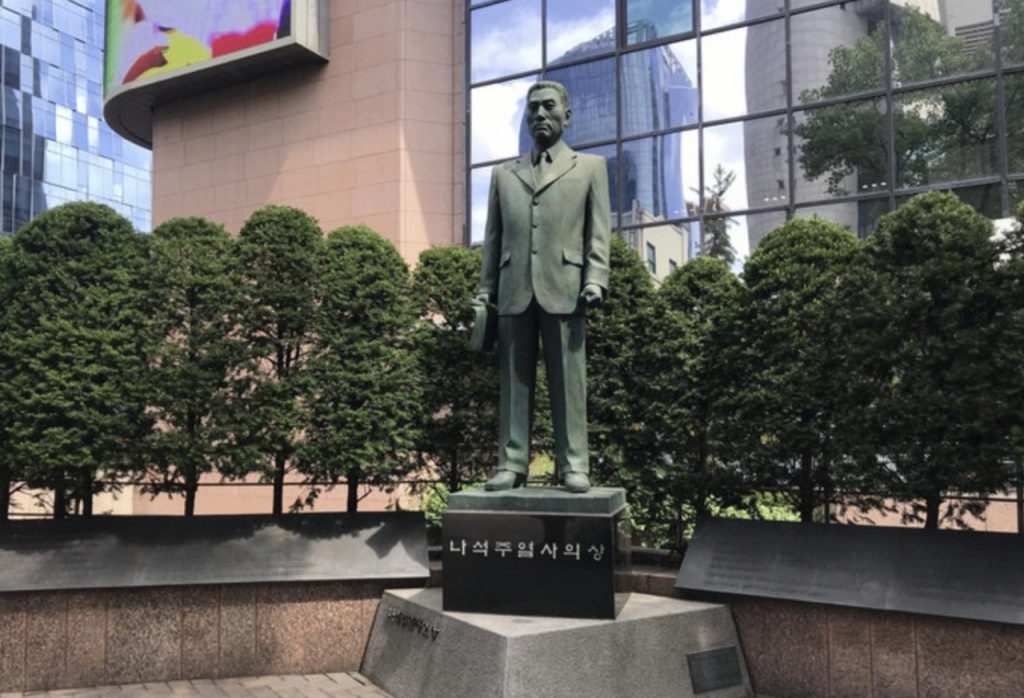 나석주 의사의 동상이 을지로 하나금융지주 건물 옆에 서 있다./사진=네이버 지도 등 온라인 갈무리