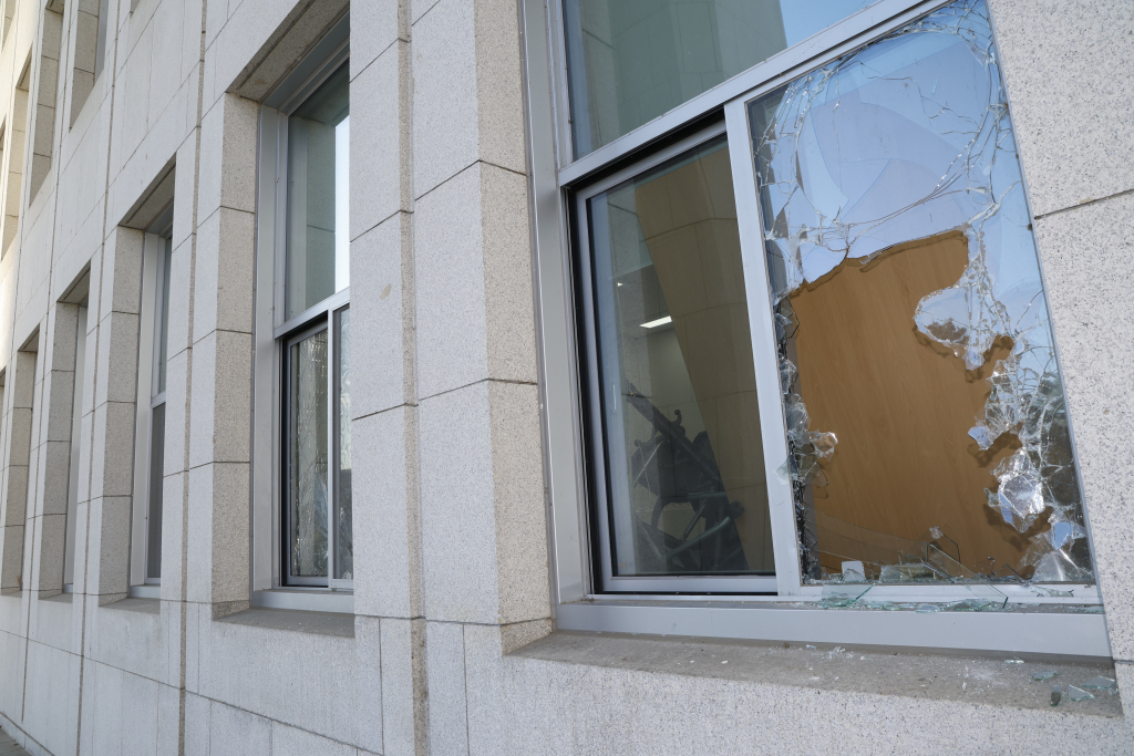 비상계엄이 해제된 지난 4일 오전 서울 여의도 국회에서 전날 계엄군의 진입시도로 창문이 깨져있다. /사진제공=뉴스1