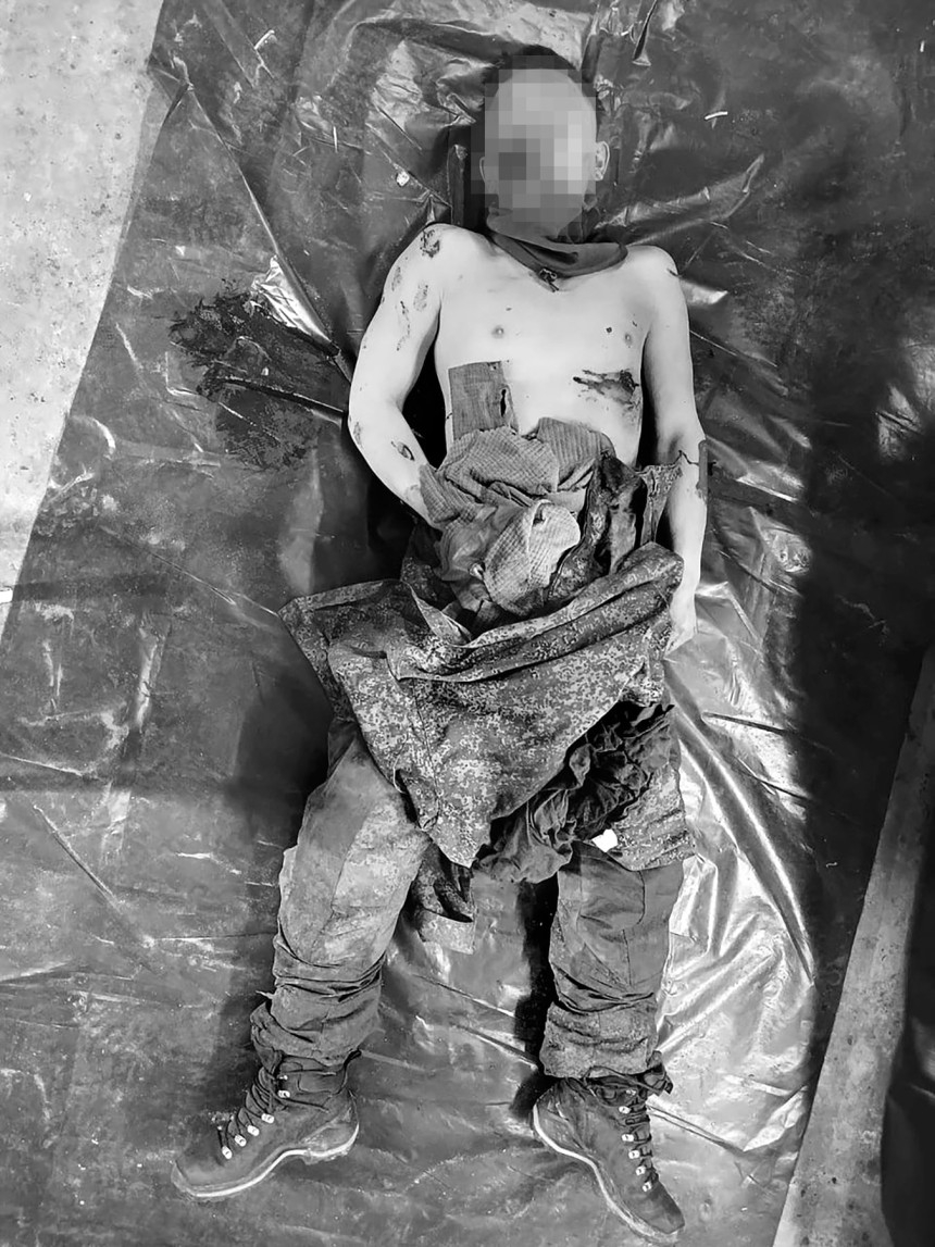 우크라이나 특수작전사령부(SOF)가 지난 22일(현지 시각) 러시아 쿠르스크 전선에서 북한군 3명을 사살했다며 공개한 시신 사진. 이 시신의 신분증 서명란에는 한글로 '리대혁'이 적혀 있었던 것으로 파악됐다. / 사진=우크라이나 특수작전사령부(SOF)