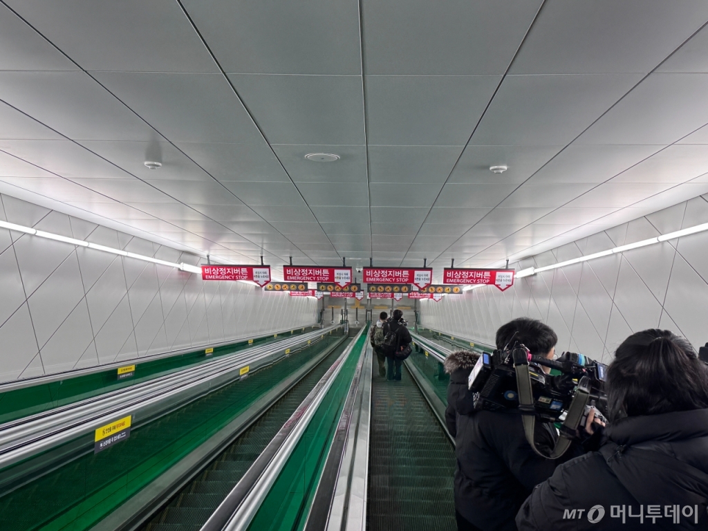 27일 GTX-A 서울역 대합실에서 승강장으로 향하는 하행 에스컬레이터/사진=조성준 기자