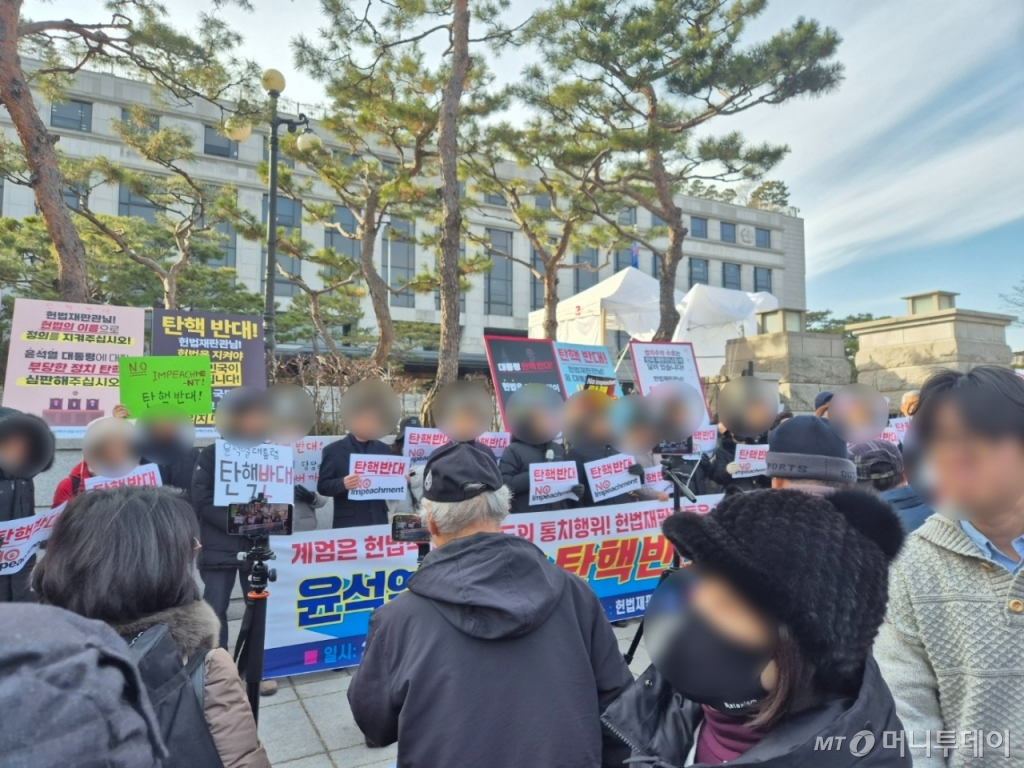 27일 오후 2시쯤 서울 종로구 헌법재판소 정문 인근에서 보수 단체 관계자들이 탄핵 반대 집회를 하는 모습. / 사진=박진호 기자 