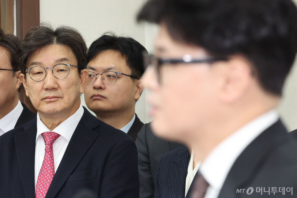 왼쪽부터 권성동 국민의힘 원내대표, 송영훈 전 국민의힘 대변인, 한동훈 전 국민의힘 대표. /사진=뉴시스