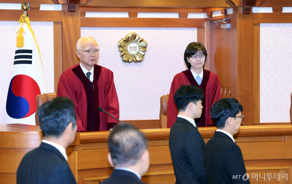 (서울=뉴스1) 박지혜 기자 = 정형식, 이미선 헌법재판관이 27일 서울 종로구 헌법재판소 소심판정에서 열린 윤석열 대통령의 탄핵심판 사건 첫 번째 변론준비기일에 참석하고 있다. (공동취재) 2024.12.27/뉴스1  Copyright © 뉴스1. All rights reserved. 무단 전재 및 재배포,  AI학습 이용 금지. /사진=(서울=뉴스1) 박지혜 기자