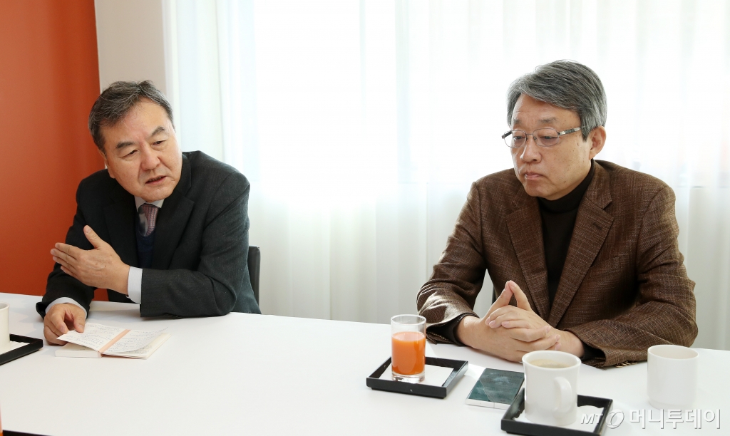 김성식 전 국회의원(오른쪽), 신제윤 전 금융위원장(왼쪽)/사진=김휘선 기자 hwijpg@