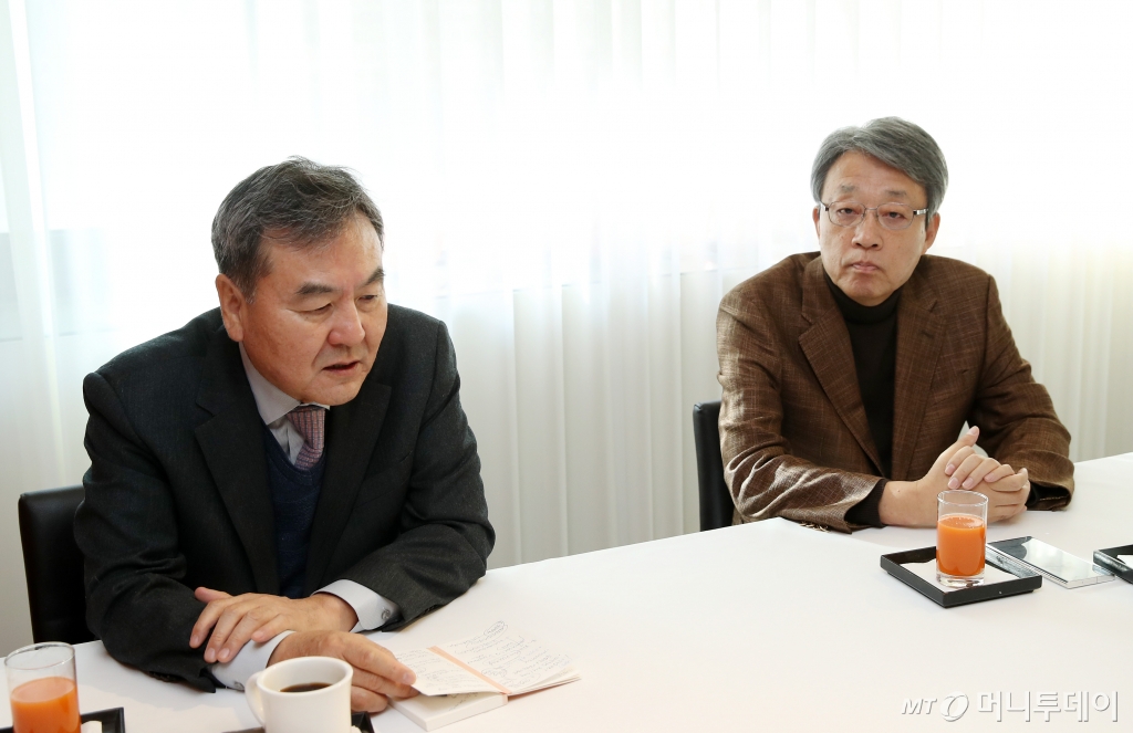 김성식 전 국회의원(오른쪽), 신제윤 전 금융위원장(왼쪽)/사진=김휘선 기자 hwijpg@