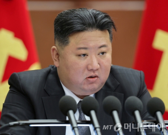 북한 노동당 기관지 노동신문은 올해 성과를 정리하고 내년 계획을 수립하는 노동당 중앙위원회 8기 제11차 전원회의가 지난 23일부터 27일까지 열렸다고 보도했다. 김정은 노동당 총비서는 이번 회의에 참석해 '강령적인 결론'을 연설했다고 신문은 전했다. / 사진=뉴스1