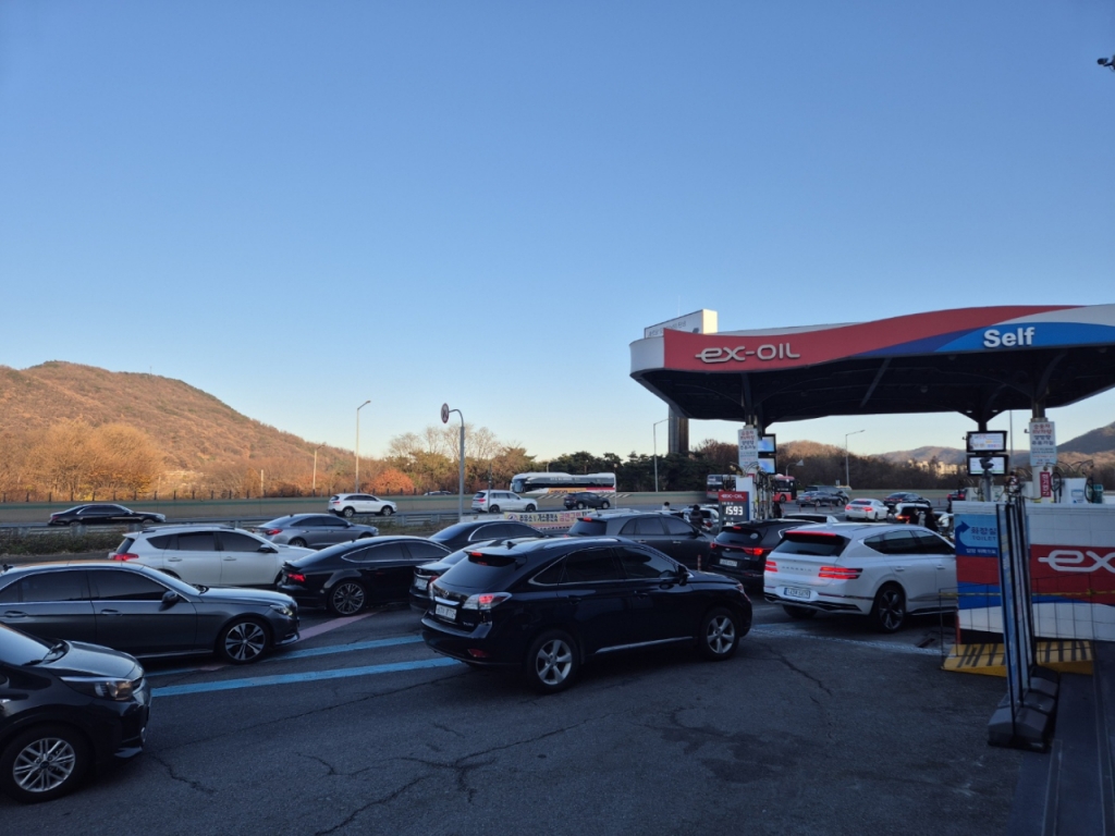 한국도로공사 고속도로 주유소 'ex-OIL'에서 주유를 기다리는 차량 행렬이 길게 늘어서 있다./사진제공=도로공사