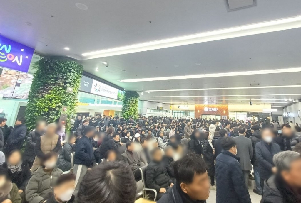 29일 오후 1시50분쯤 전남 무안국제공항 1층에 유족들이 대기하고 있는 모습. /사진=오석진 기자