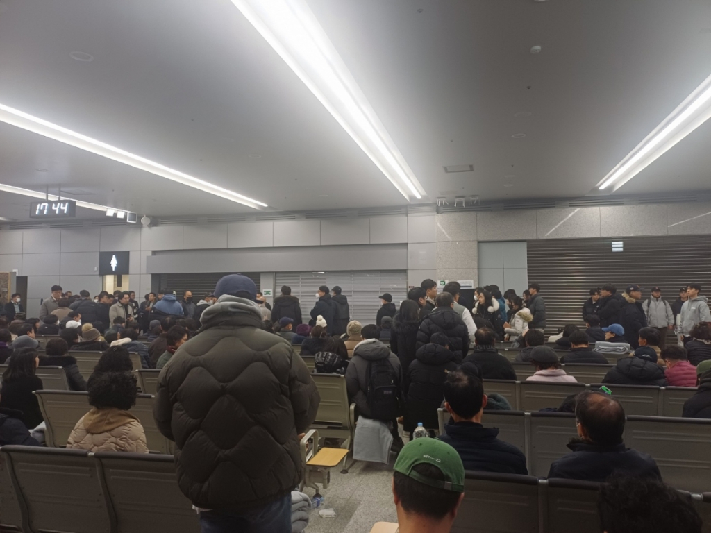 29일 오후 5시45분쯤 공항에서 대기하는 유가족들. /사진=오석진 기자