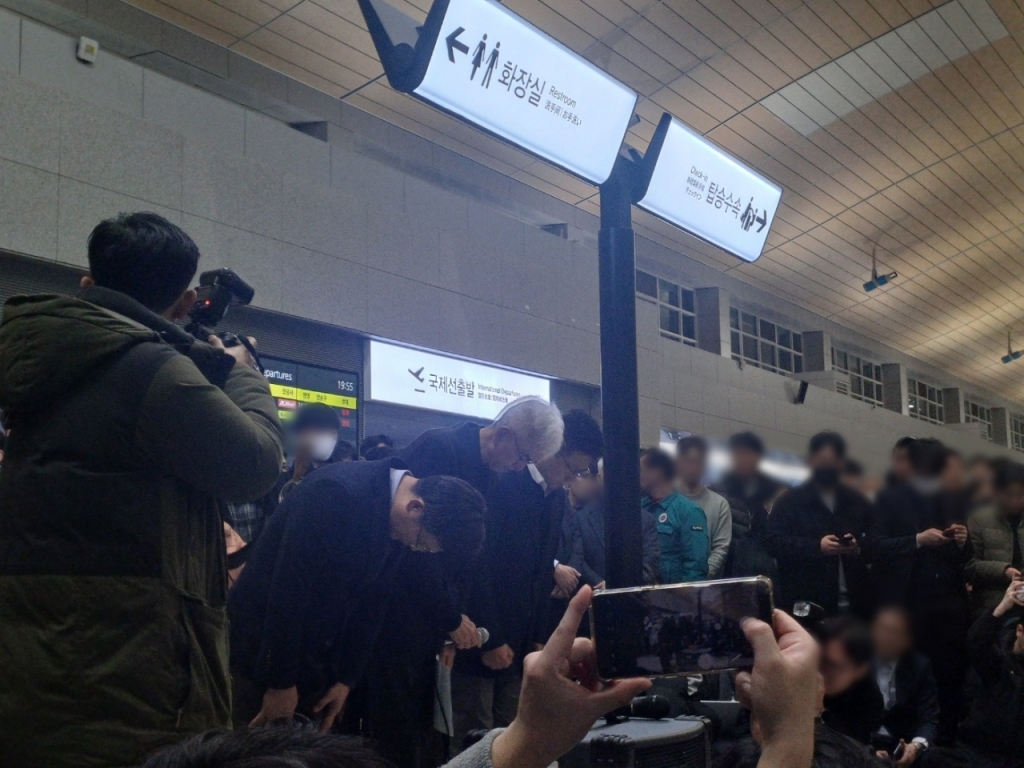 29일 오후 7시50분쯤 김이배 제주항공 대표이사가 전남 무안 국제공항에 도착해 유가족 앞에 사과하는 모습. /사진=오석진 기자 