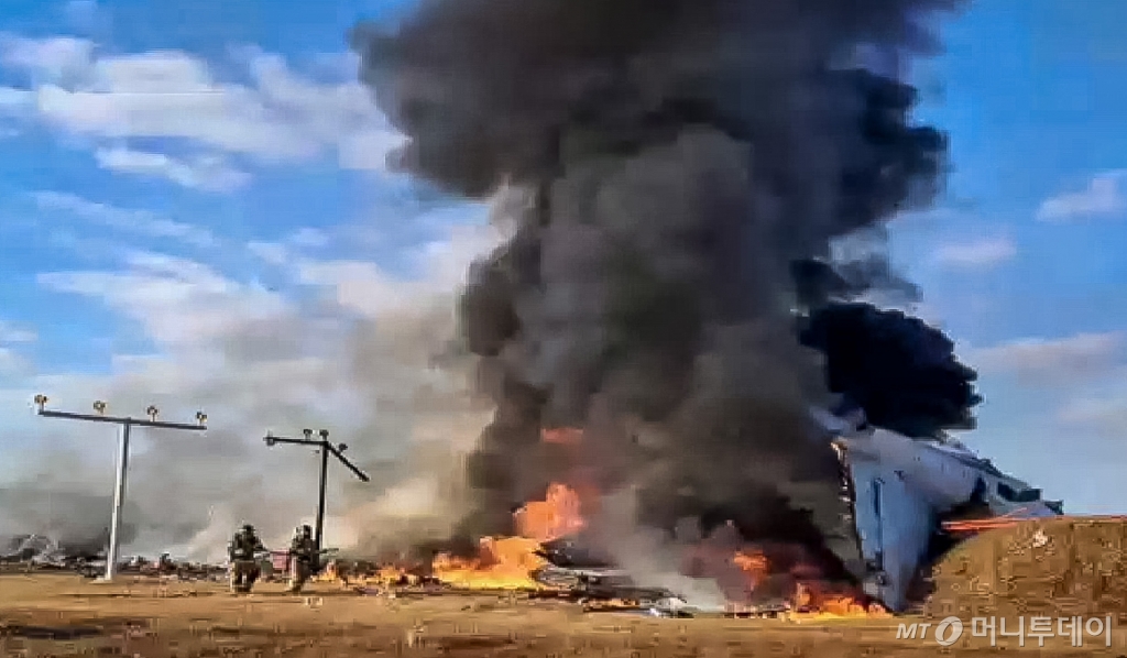 29일 전남 무안국제공항에서 승객과 승무원 181명이 탑승한 여객기가 추락해 불길이 치솟는 가운데 소방대원들이 화재진압을 하고 있다. / 사진제공=뉴스1