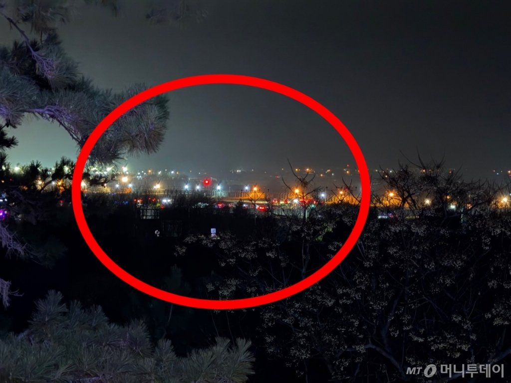 강모씨(52)의 펜션 옥상에서 보이는 전남 무안국제공항의 모습. 강씨는 "오전 9시5분쯤 옥상에 올라가니 탄내가 엄청 났다"며 "새까만 연기가 바람을 타고 펜션 인근으로 넘어와 3시간 넘도록 이어졌다"고 설명했다. 같은 날 밤 10시42분쯤 소방당국과 경찰 등이 사고 현장을 수습하고 있다./사진=김선아 기자