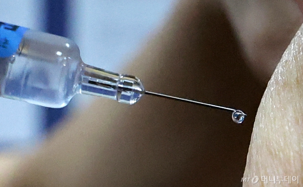 [대구=뉴시스] 이무열 기자 = 고위험군 대상으로 독감 무료 예방접종이 시작된 11일 대구 달서구 대구보훈병원을 찾은 어르신이 접종을 받고 있다. 2024.10.11. lmy@newsis.com /사진=이무열