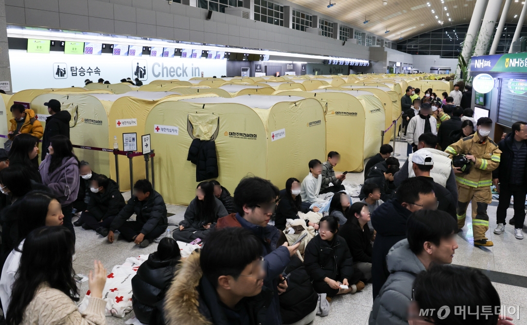 제주항공 소속 여객기 사고가 발생한 지난 29일 오후 전남 무안국제공항에 유가족들을 위한 쉘터가 마련되어 있다./사진=뉴시스