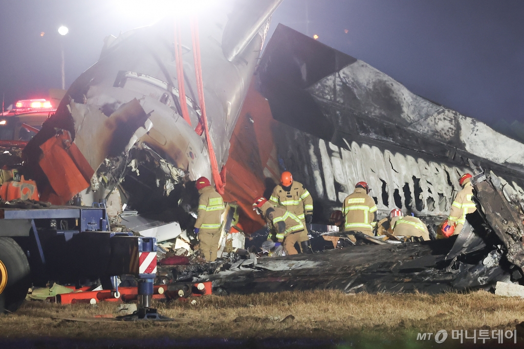 지난 29일 오후 181명이 탑승한 제주항공 여객기가 추락한 전남 무안국제공항에서 소방대원들이 사고 수습 작업을 하고 있다./사진=뉴스1