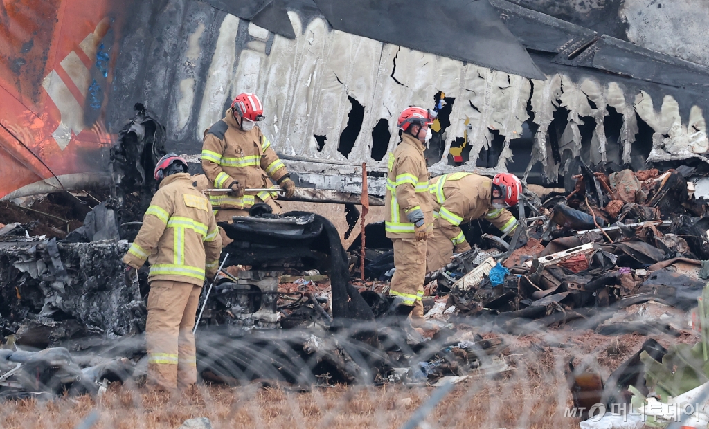 (무안=뉴스1) 김성진 기자 = 30일 오전 전남 무안국제공항에서 소방대원들이 전날 발생한 제주항공 여객기 충돌 폭발 사고 잔해를 수색하고 있다. 2024.12.30/뉴스1  Copyright © 뉴스1. All rights reserved. 무단 전재 및 재배포,  AI학습 이용 금지. /사진=(무안=뉴스1) 김성진 기자