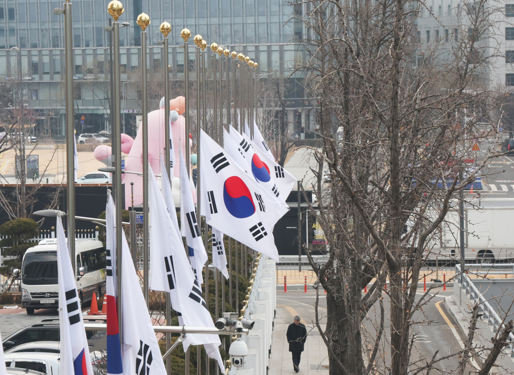 30일 서울 종로구 정부서울청사에 제주항공 여객기 참사 희생을 애도하는 조기가 걸려 있다. /사진=뉴스1 /사진=(서울=뉴스1) 허경 기자