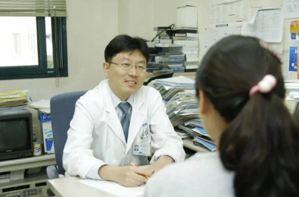 생전 환자를 진료하던 임세원 교수의 모습/사진=대한신경정신의학회 