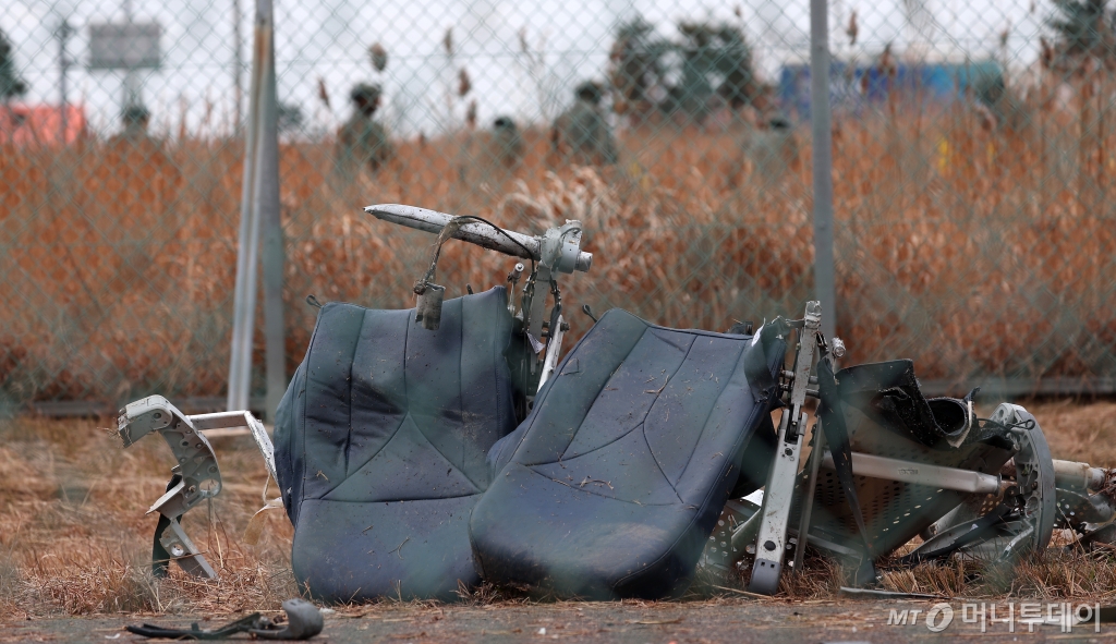 (무안=뉴스1) 김성진 기자 = 30일 오전 전남 무안국제공항에서 전날 발생한 제주항공 여객기 충돌 폭발 사고 잔해가 흩어져 있다. 2024.12.30/뉴스1  Copyright © 뉴스1. All rights reserved. 무단 전재 및 재배포,  AI학습 이용 금지. /사진=(무안=뉴스1) 김성진 기자