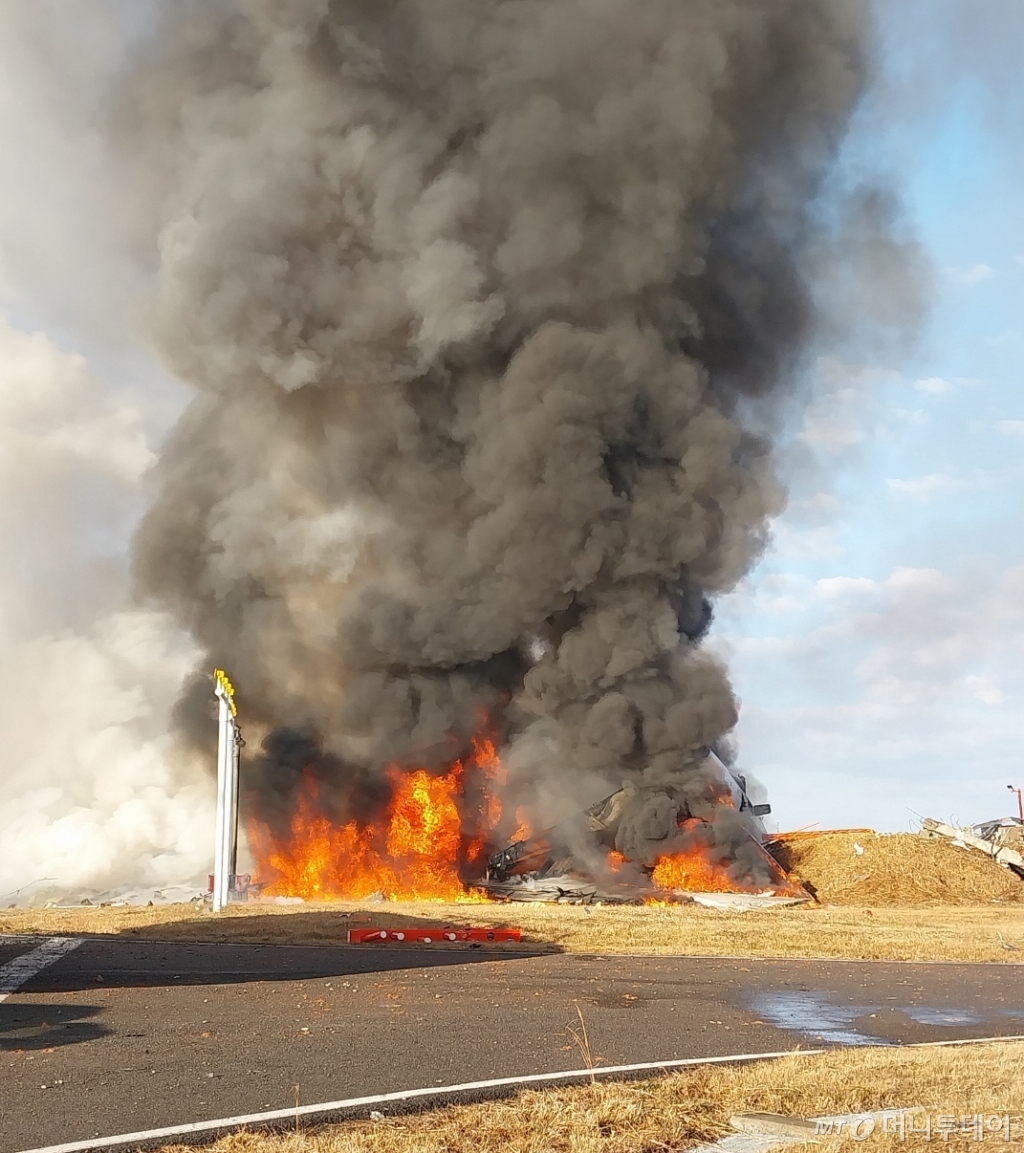 (광주=뉴스1) 박준배 기자 = 29일 오전 9시 7분쯤 태국 방콕발 제주항공 7C2216편 항공기가 무안국제공항에 착륙을 시도하던 중 활주로 외벽에 부딪혀 폭발하고 있다. (전남 소방 제공) 2024.12.29/뉴스1  Copyright © 뉴스1. All rights reserved. 무단 전재 및 재배포,  AI학습 이용 금지. /사진=(광주=뉴스1) 박준배 기자