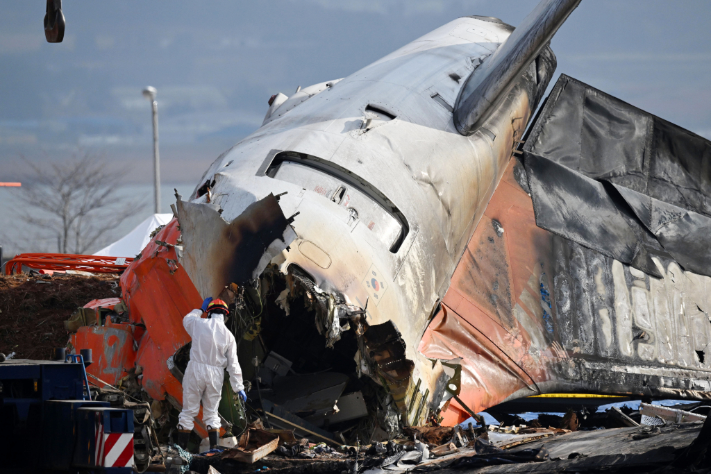  30일 오전 전남 무안국제공항에서 소방대원들이 전날 발생한 제주항공 여객기 충돌 폭발 사고 잔해를 수색하고 있다. /사진제공=뉴스1
