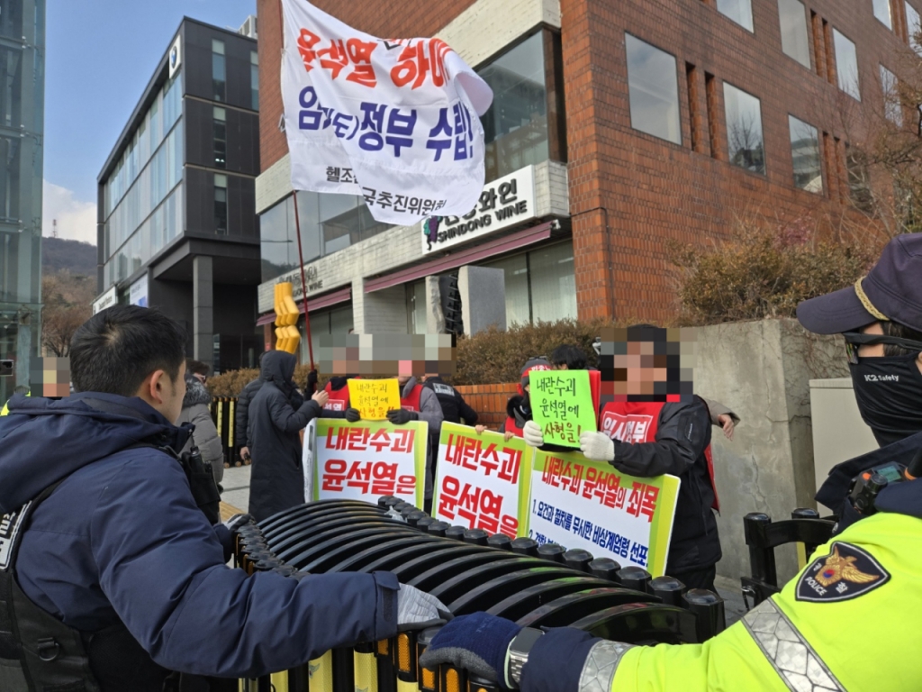 30일 오후 2시쯤 서울 용산구 한남동 대통령 관저 앞에서 보수단체 신자유연대(위)와 진보단체 헬조선변혁전국추진위(아래)가 맞불 집회를 열었다./사진=이찬종 기자