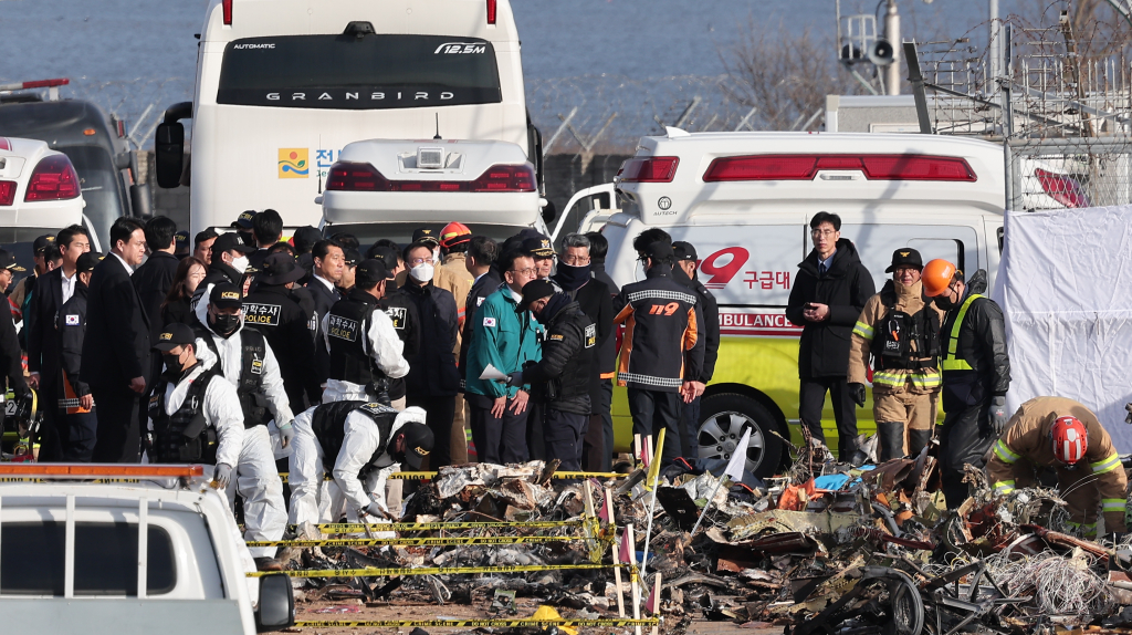 최상목 대통령 권한대행 부총리 겸 기획재정부 장관이 30일 전남 무안국제공항 제주항공 여객기 사고 현장을 찾아 소방대원들을 격려하고 있다. /사진=뉴스1 /사진=(무안=뉴스1) 김성진 기자