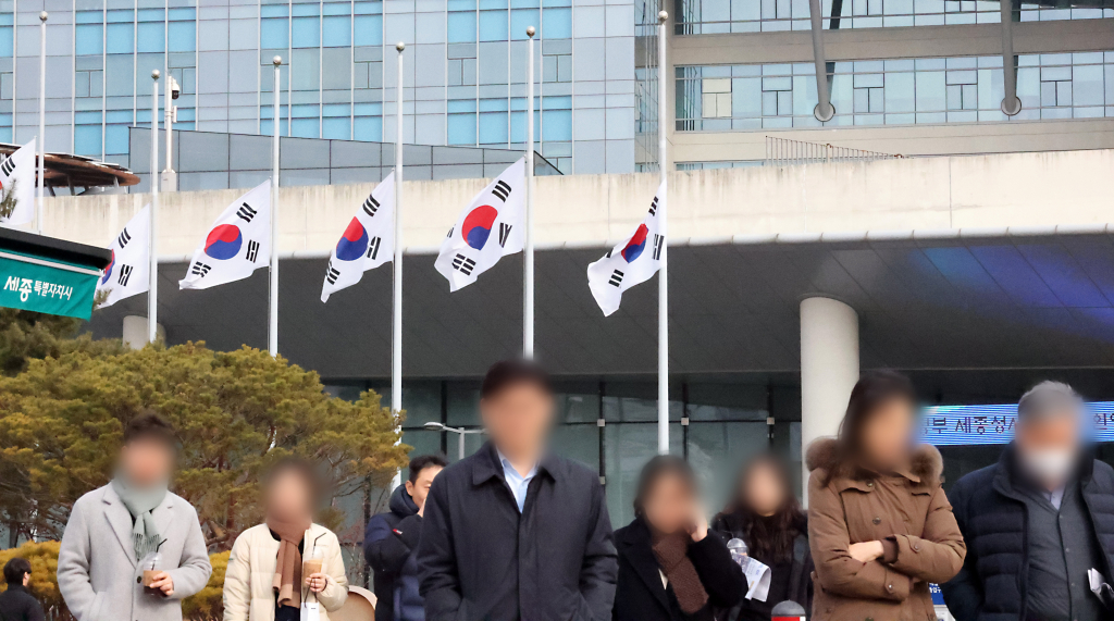 30일 세종시 정부세종청사에 전남 무안국제공항에서 발생한 제주항공 사고 희생자를 애도하는 조기가 걸려 있다.  정부는 1월 4일까지 7일간의 국가애도기간에 전 부처와 지방자치단체 및 공공기관들이 조기를 게양하고, 공직자들은 애도 리본을 착용하게 되며 전국 17개 시도에 합동분향소를 운영한다고 밝혔다./사진=뉴스1