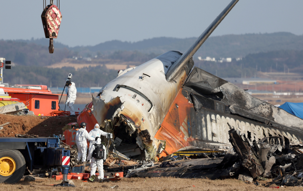 30일 전남 무안국제공항 제주항공 여객기 참사 현장에서 합동감식이 진행되고 있다. /사진제공=뉴시스