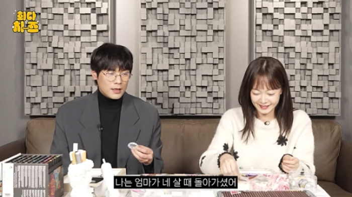 배우 최다니엘이 일찍이 어머니를 여의고 아버지 손에서 컸다고 고백했다. /사진=유튜브 채널 뮤스비 캡처