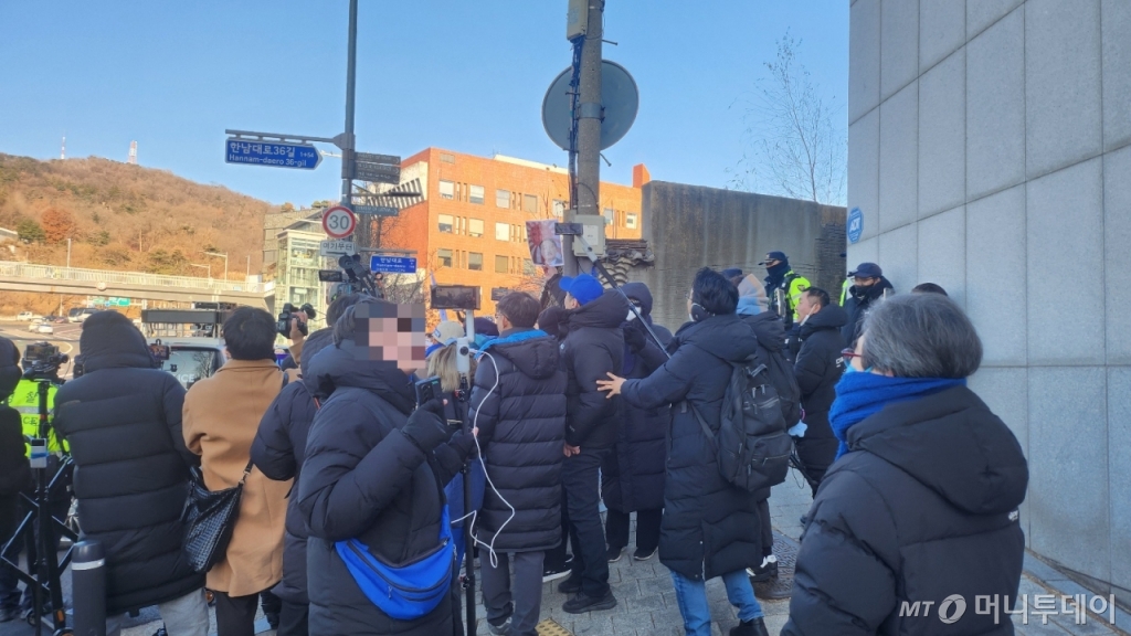 31일 오전 9시30분쯤 서울 용산구 한남동 윤석열 대통령 관저 앞에 탄핵 찬성 시민들이 모여 체포영장 발부 소식을 듣고 환호했다. /사진=송정현 기자