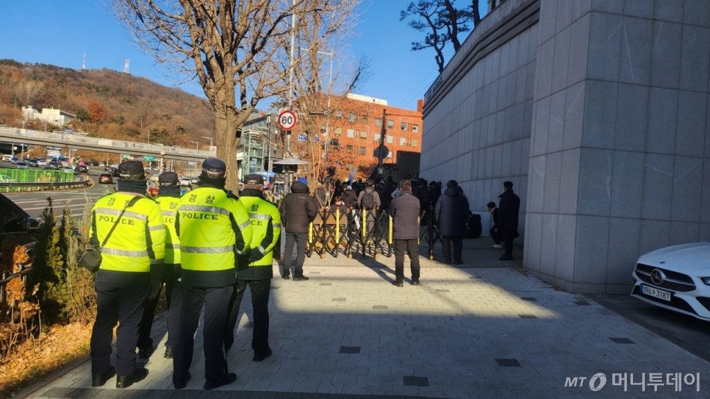 31일 오전 10시쯤 서울 용산구 한남동 윤석열 대통령 관저 앞 바리케이드가 설치됐다. /사진=송정현 기자