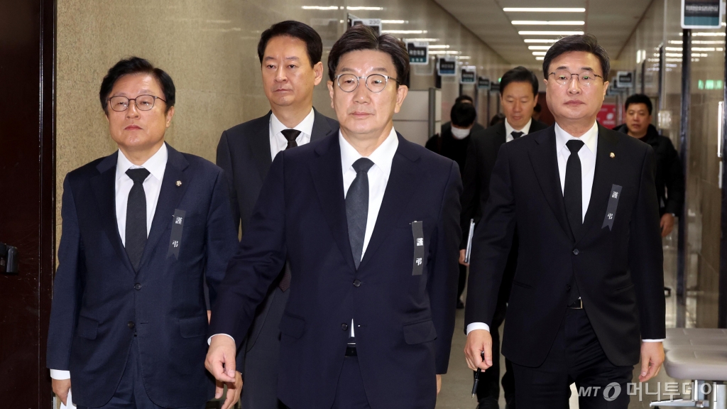 [서울=뉴시스]  권성동 국민의힘 원내대표가 31일 오전 서울 여의도 국회에서 열린 원내대책회의에 참석하고 있다. 2024.12.31. 