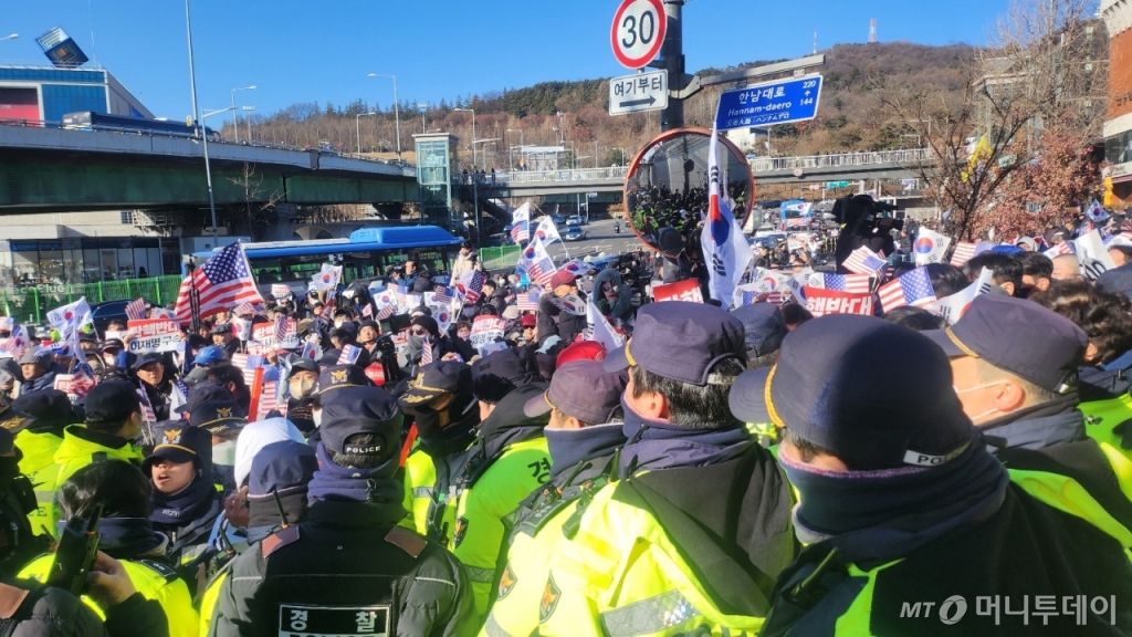 31일 오전 11시15분쯤 윤석열 대통령 지지자들이 서울 용산구 대통령 관저를 향해 오르다 이를 저지하는 경찰과 한때 대치하는 상황이 빚어졌다. /사진=송정현 기자