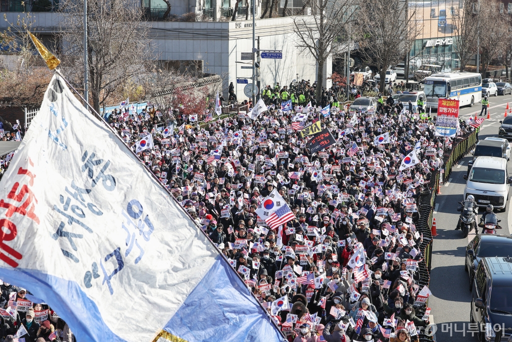 (서울=뉴스1) 민경석 기자 = 헌정사상 처음으로 현직 대통령에 대한 체포영장이 발부된 31일 오후 서울 용산구 한남동 대통령 관저 인근에서 윤석열 대통령 지지자들이 윤 대통령에 대한 법원의 체포영장 발부 규탄 집회를 하고 있다. 2024.12.31/뉴스1  Copyright © 뉴스1. All rights reserved. 무단 전재 및 재배포,  AI학습 이용 금지. /사진=(서울=뉴스1) 민경석 기자