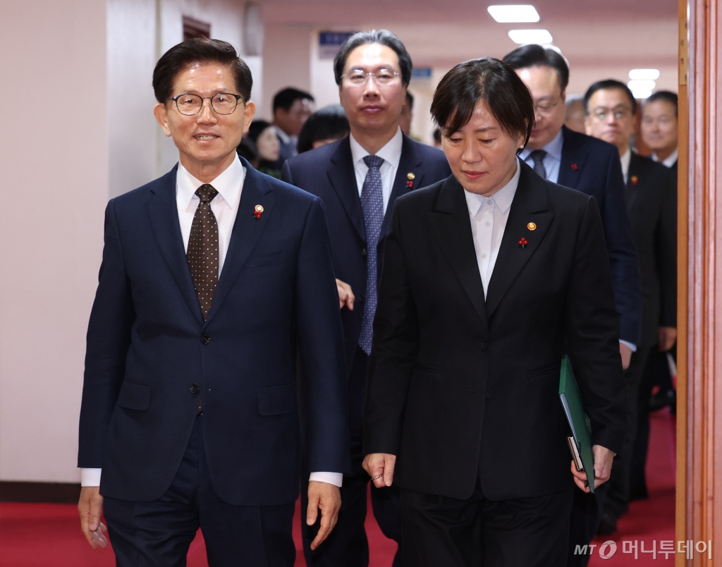 [서울=뉴시스] 조수정 기자 = 김문수 고용노동부 장관과 송미령 농림축산식품부 장관 등의 국무위원들이 19일 서울 종로구 정부서울청사에서 열린 임시 국무회의에 입장하고 있다. 2024.12.19. chocrystal@newsis.com /사진=조수정