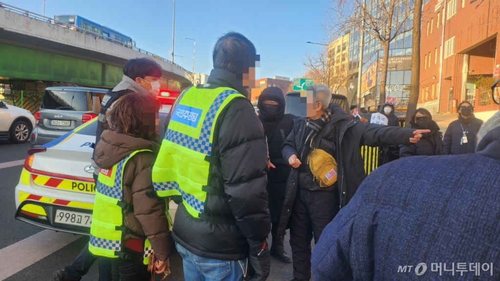 윤석열 대통령에 대한 체포영장이 발부된 31일 윤 대통령 지지자들이 서울 용산구 한남동 대통령 관저 앞에 집결했다. 윤 대통령 지지자 70대 남성이 탄핵 촉구 소규모 집회에 참가한 여성을 밀쳐 경찰이 출동하는 일도 벌어졌다. /사진=송정현 기자
